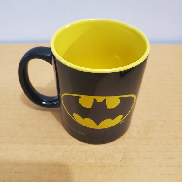 DC: Batman Logo Black and Yellow ( Mug ) - Picture 2 of 4